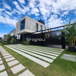 Casa de Condomínio com 317m², 4 quartos (sendo 4 suítes), 6 garagens, no bairro Rio Vermelho em Florianópolis