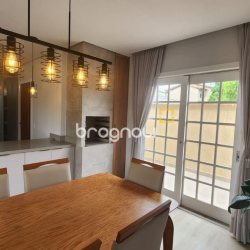 Casa com 102m², 2 quartos (sendo 1 suíte), 2 garagens, no bairro Carianos em Florianópolis