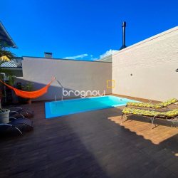 Casa com 156m², 5 quartos (sendo 3 suítes), 3 garagens, no bairro Santa Monica em Florianópolis