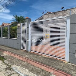 Casa com 200m², 4 quartos (sendo 1 suíte), 4 garagens, no bairro Santa Mônica em Florianópolis