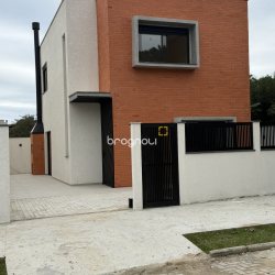 Casa com 127m², 3 quartos (sendo 1 suíte), 3 garagens, no bairro São João do Rio Vermelho em Florianópolis