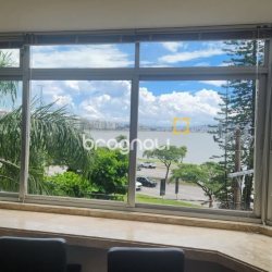 Apartamento com 226m², 4 quartos (sendo 2 suítes), 2 garagens, no bairro Beira Mar em Florianópolis