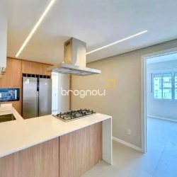Apartamento com 104m², 3 quartos (sendo 3 suítes), 1 garagem, no bairro Centro em Florianópolis