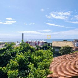 Casa com 330m², 8 quartos (sendo 3 suítes), 2 garagens, no bairro Santinho em Florianópolis