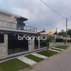 Casa com 162m², 3 quartos (sendo 3 suítes), 2 garagens, no bairro Campeche em Florianópolis