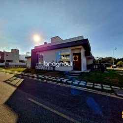Casa de Condomínio com 204m², 3 quartos (sendo 1 suíte), 2 garagens, no bairro Rio Vermelho em Florianópolis