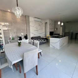 Casa com 220m², 5 garagens, no bairro Abraão em Florianópolis