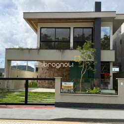 Casa com 165m², 3 quartos (sendo 1 suíte), 3 garagens, no bairro Forquilhas em São José