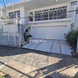 Casa com 263m², 5 quartos (sendo 3 suítes), 3 garagens, no bairro Itaguaçu em Florianópolis