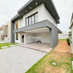 Casa de Condomínio com 241m², 3 quartos (sendo 1 suíte), 2 garagens, no bairro Rio Vermelho em Florianópolis