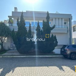 Casa com 900m², 4 quartos (sendo 4 suítes), 4 garagens, no bairro Jurerê Internacional em Florianópolis