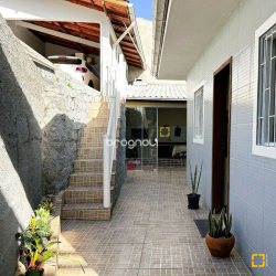 Casa com 110m², 3 quartos (sendo 1 suíte), 2 garagens, no bairro Costeira do Pirajubaé em Florianópolis