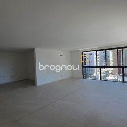 Apartamento com 152m², 3 quartos (sendo 3 suítes), 3 garagens, no bairro Centro em Florianópolis