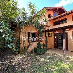 Casa com 340m², 5 quartos (sendo 5 suítes), 2 garagens, no bairro Rio Tavares em Florianópolis