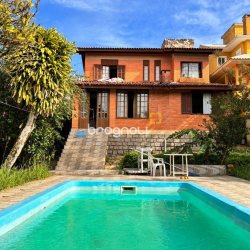Casa com 250m², 3 quartos (sendo 1 suíte), 2 garagens, no bairro Cacupé em Florianópolis