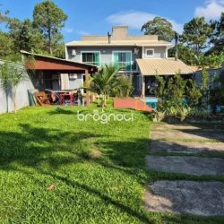 Casa com 126m², 2 quartos (sendo 1 suíte), 3 garagens, no bairro Rio Vermelho em Florianópolis