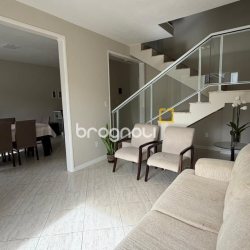 Casa com 222m², 9 quartos (sendo 1 suíte), 4 garagens, no bairro Canasvieiras em Florianópolis