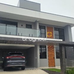 Casa com 175m², 3 quartos (sendo 3 suítes), 2 garagens, no bairro Carianos em Florianópolis