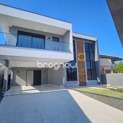 Casa com 195m², 3 quartos (sendo 3 suítes), 2 garagens, no bairro Carianos em Florianópolis