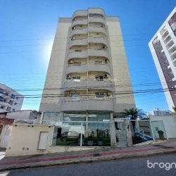 Apartamento com 69m², 2 quartos (sendo 1 suíte), 1 garagem, no bairro Barreiros em São José