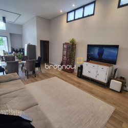 Casa com 200m², 4 quartos (sendo 1 suíte), 4 garagens, no bairro Córrego Grande em Florianópolis