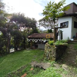 Casa com 300m², 5 quartos (sendo 1 suíte), 4 garagens, no bairro Córrego Grande em Florianópolis