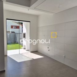 Casa com 93m², 2 quartos (sendo 2 suítes), 2 garagens, no bairro São João do Rio Vermelho em Florianópolis