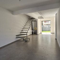 Casa com 93m², 2 quartos (sendo 2 suítes), 2 garagens, no bairro São João do Rio Vermelho em Florianópolis