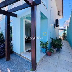 Casa com 158m², 4 quartos (sendo 1 suíte), 3 garagens, no bairro Campeche em Florianópolis
