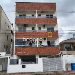 Apartamento com 76m², 2 quartos (sendo 1 suíte), 1 garagem, no bairro Areias em São José