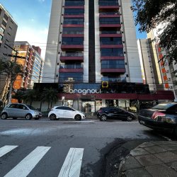 Apartamento com 138m², 3 quartos (sendo 2 suítes), 2 garagens, no bairro Centro em Florianópolis