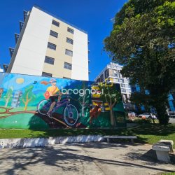 Apartamento com 61m², 2 quartos (sendo 1 suíte), 2 garagens, no bairro Carvoeira em Florianópolis