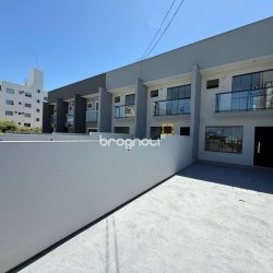 Casa com 79m², 2 quartos (sendo 2 suítes), 2 garagens, no bairro Areias em São José