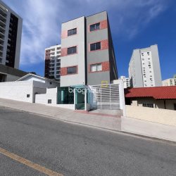 Prédio com 425m², 10 garagens, no bairro Barreiros em São José