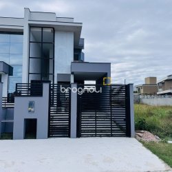 Casa com 174m², 3 quartos (sendo 3 suítes), 2 garagens, no bairro Campeche em Florianópolis