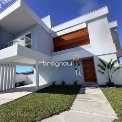 Casa de Condomínio com 226m², 4 quartos (sendo 3 suítes), 2 garagens, no bairro Rio Vermelho em Florianópolis