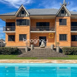 Casa com 293m², 3 quartos (sendo 3 suítes), 2 garagens, no bairro Lagoa da Conceição em Florianópolis