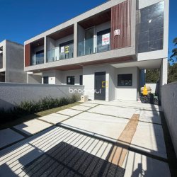 Casa com 105m², 2 quartos (sendo 2 suítes), 2 garagens, no bairro Canasvieiras em Florianópolis