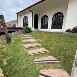 Casa com 120m², 3 quartos (sendo 1 suíte), 2 garagens, no bairro Barreiros em São José