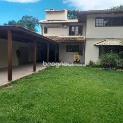 Casa com 230m², 5 quartos (sendo 2 suítes), 3 garagens, no bairro Lagoa da Conceição em Florianópolis