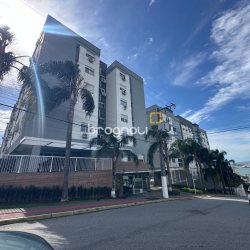 Apartamento com 71m², 2 quartos (sendo 1 suíte), 1 garagem, no bairro Praia Comprida em São José