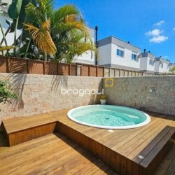 Casa com 130m², 3 quartos (sendo 1 suíte), 2 garagens, no bairro Campeche em Florianópolis