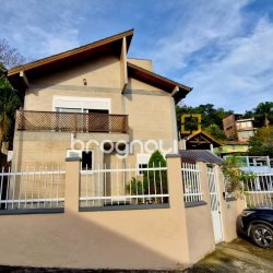 Casa com 140m², 3 quartos (sendo 1 suíte), 2 garagens, no bairro Sambaqui em Florianópolis