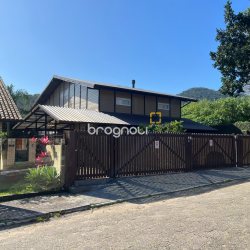 Casa com 303m², 2 quartos (sendo 1 suíte), 4 garagens, no bairro Lagoa da Conceição em Florianópolis