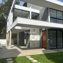 Casa com 175m², 3 quartos (sendo 1 suíte), 2 garagens, no bairro São João do Rio Vermelho em Florianópolis