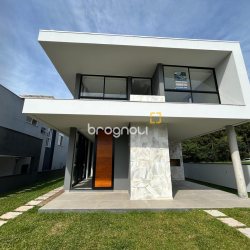 Casa com 175m², 3 quartos (sendo 1 suíte), 2 garagens, no bairro São João do Rio Vermelho em Florianópolis