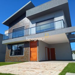 Casa com 248m², 3 quartos (sendo 3 suítes), 2 garagens, no bairro São João do Rio Vermelho em Florianópolis