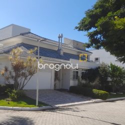 Casa de Condomínio com 248m², 4 quartos (sendo 3 suítes), 2 garagens, no bairro Vargem Pequena em Florianópolis