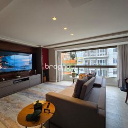 Apartamento com 104m², 2 quartos (sendo 1 suíte), 2 garagens, no bairro Centro em Florianópolis