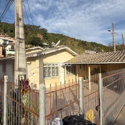 Casa Comercial com 120m², 2 quartos, 2 garagens, no bairro Costeira do Pirajubaé em Florianópolis